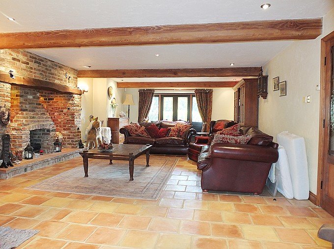5 bedroom detached house, secure/private yard on 2 acre plot