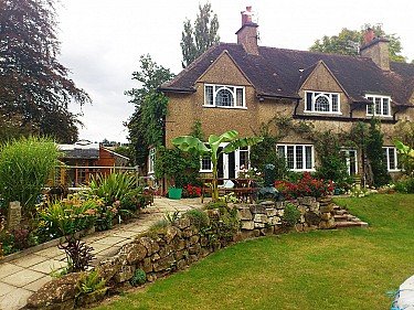 Surrey 2 acres/5 large bedrooms/within M...